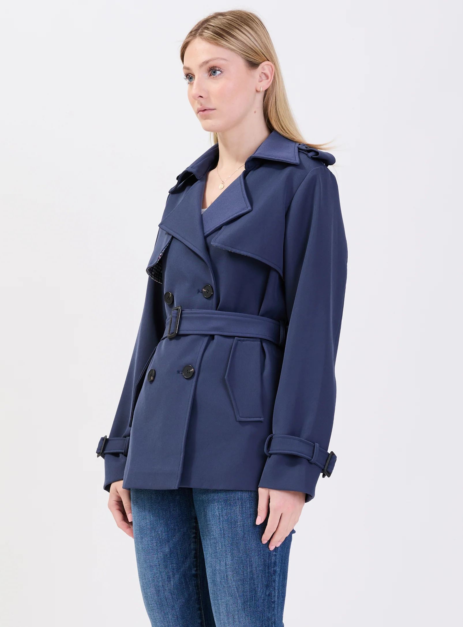 AUBREY | Short Double Breasted Belted Trench Coat || AUBREY | Trench-Coat Court à Double Boutonnage Ceinturé - Image 10