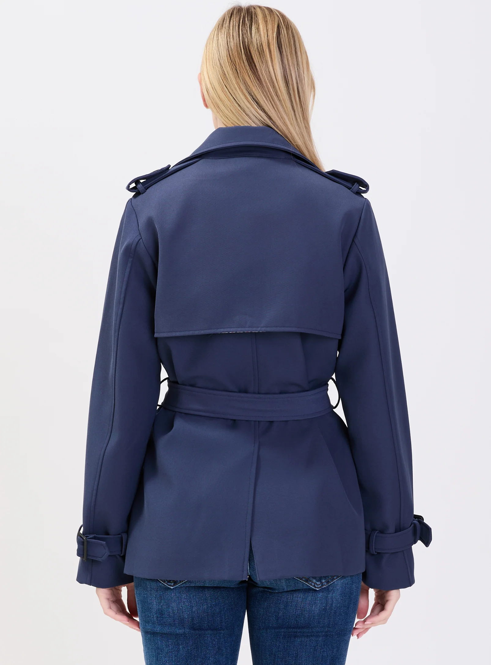 AUBREY | Short Double Breasted Belted Trench Coat || AUBREY | Trench-Coat Court à Double Boutonnage Ceinturé - Image 11
