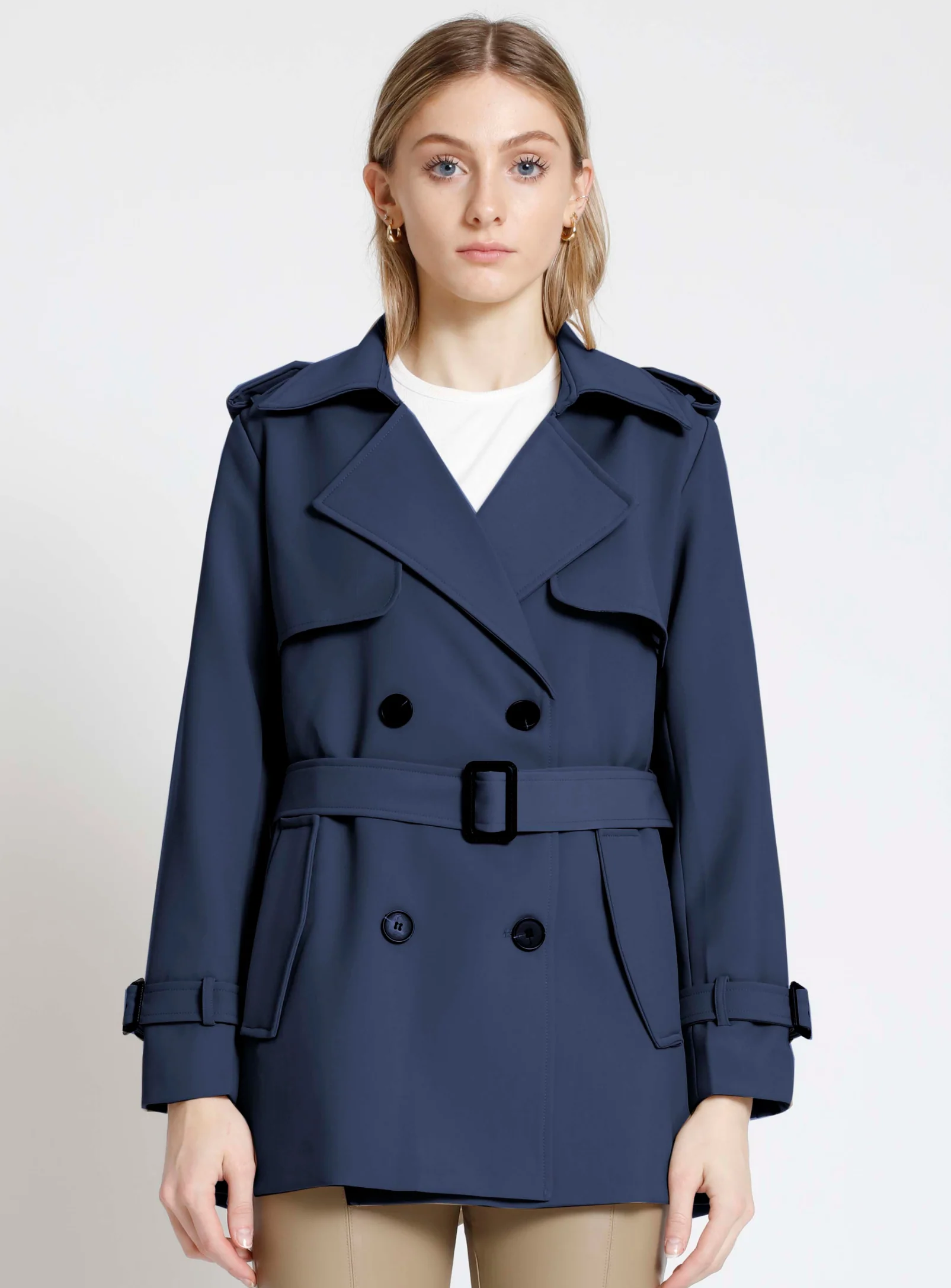AUBREY | Short Double Breasted Belted Trench Coat || AUBREY | Trench-Coat Court à Double Boutonnage Ceinturé - Image 14