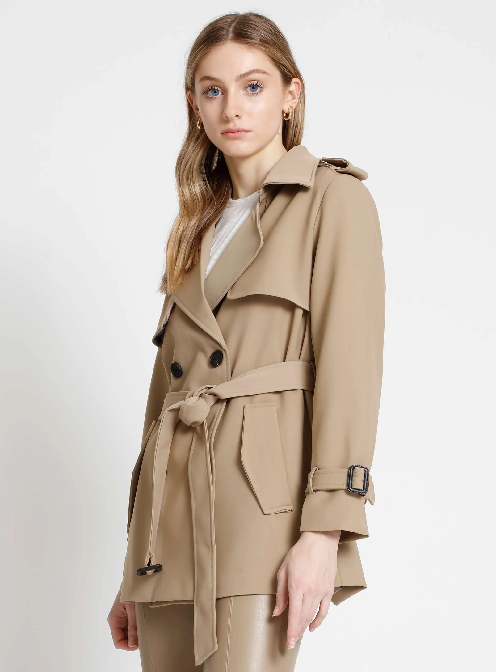 AUBREY | Short Double Breasted Belted Trench Coat || AUBREY | Trench-Coat Court à Double Boutonnage Ceinturé - Image 3