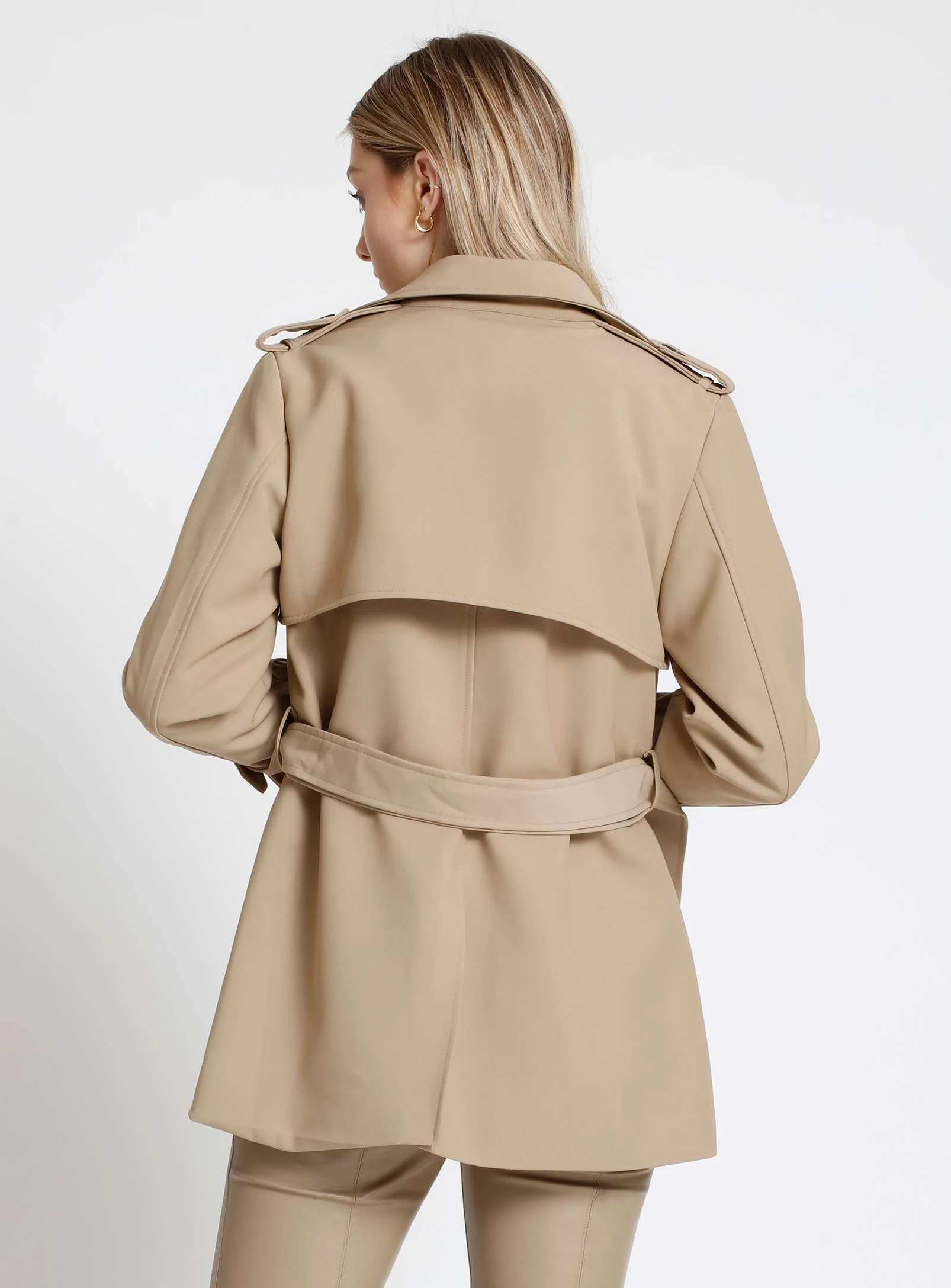 AUBREY | Short Double Breasted Belted Trench Coat || AUBREY | Trench-Coat Court à Double Boutonnage Ceinturé - Image 4