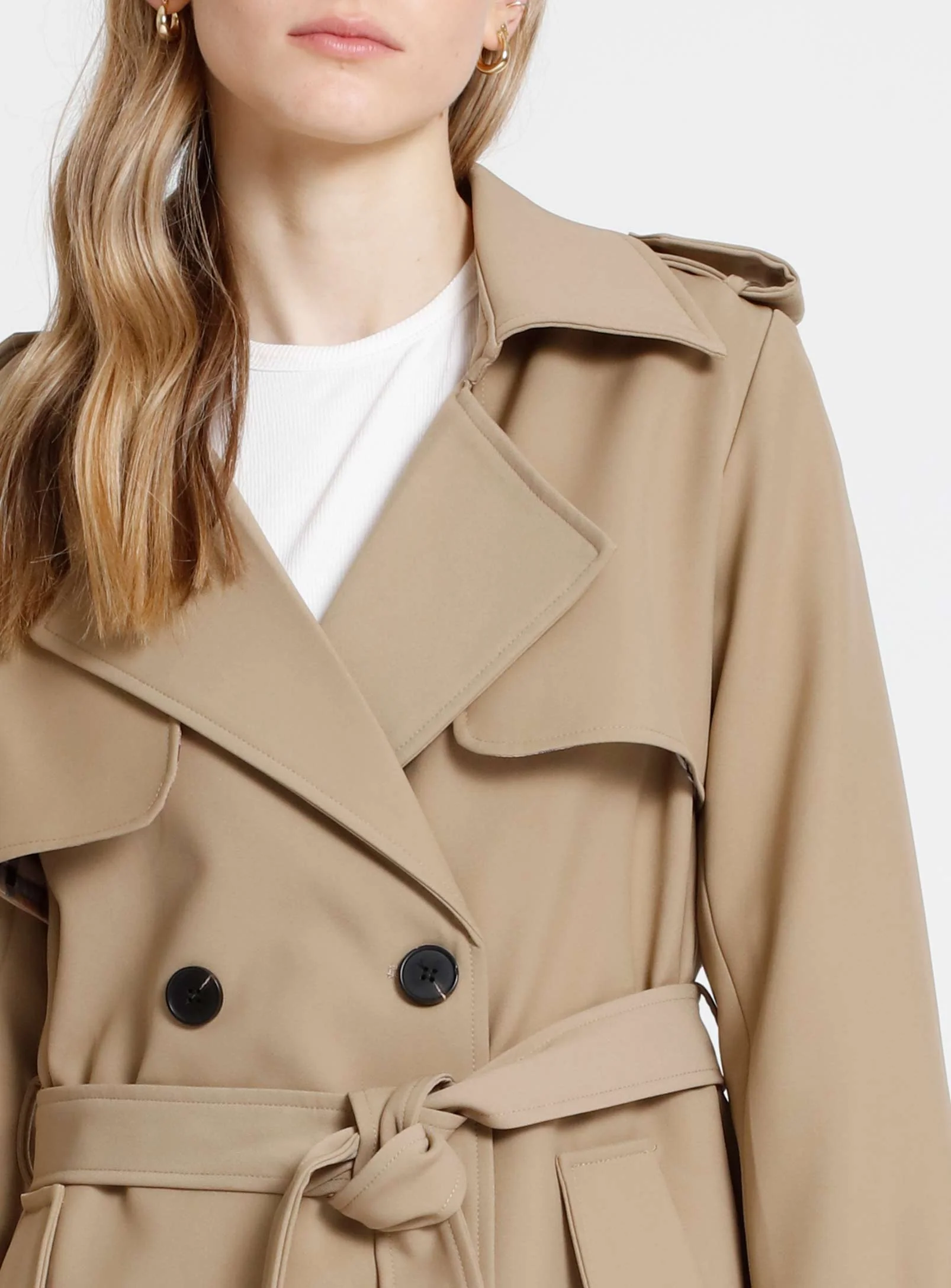 AUBREY | Short Double Breasted Belted Trench Coat || AUBREY | Trench-Coat Court à Double Boutonnage Ceinturé - Image 6