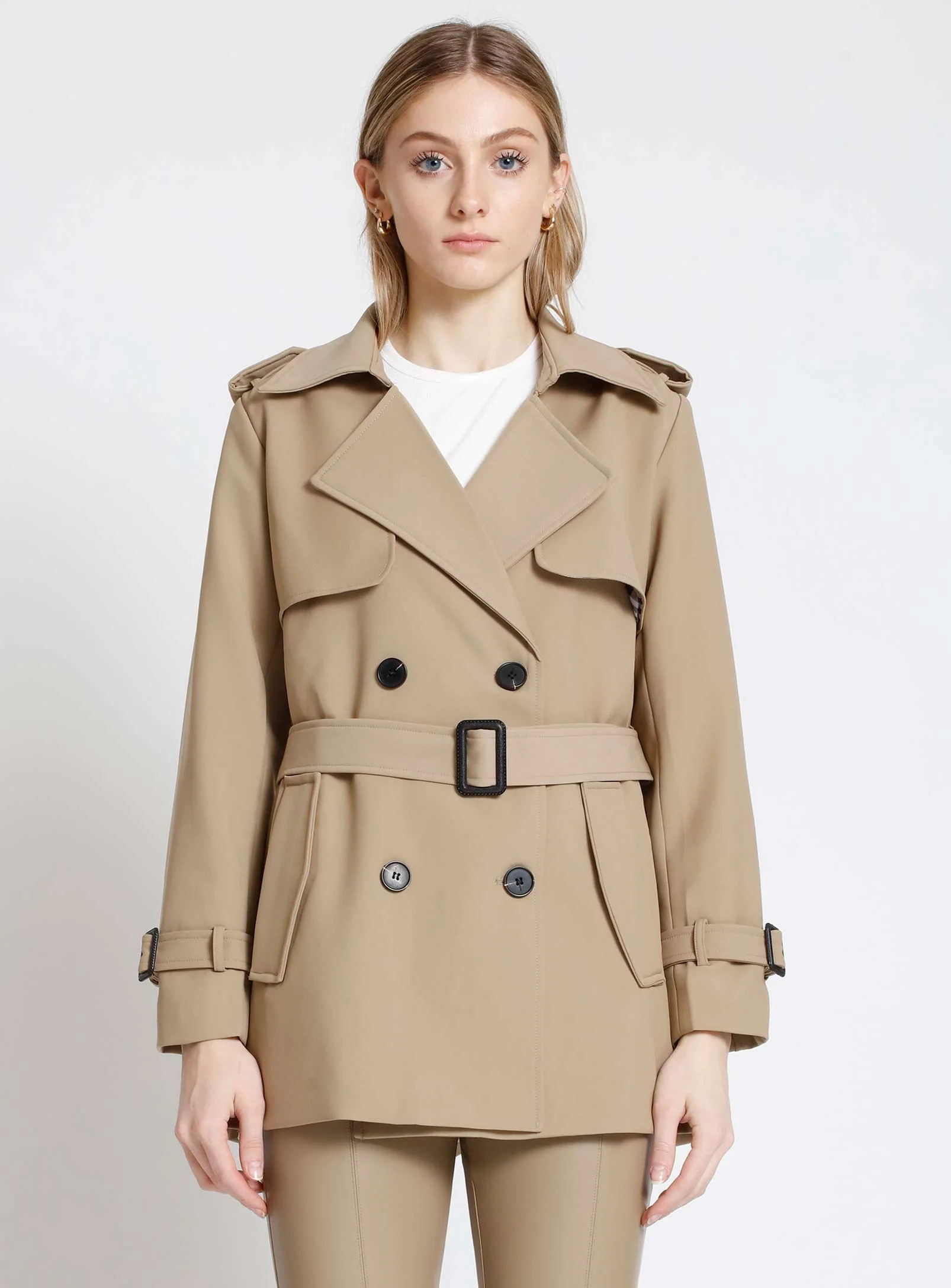 AUBREY | Short Double Breasted Belted Trench Coat || AUBREY | Trench-Coat Court à Double Boutonnage Ceinturé - Image 7