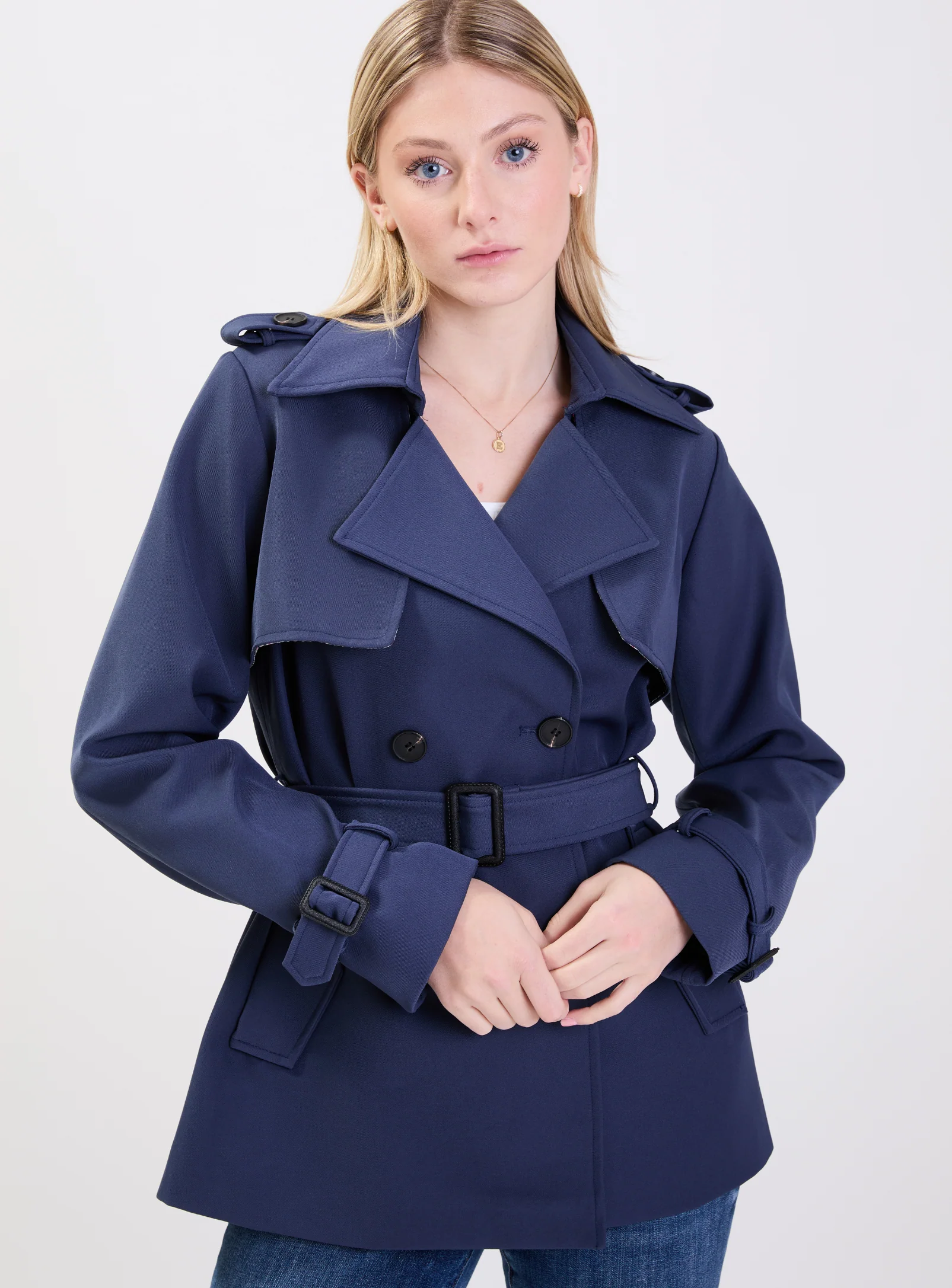 AUBREY | Short Double Breasted Belted Trench Coat || AUBREY | Trench-Coat Court à Double Boutonnage Ceinturé - Image 8