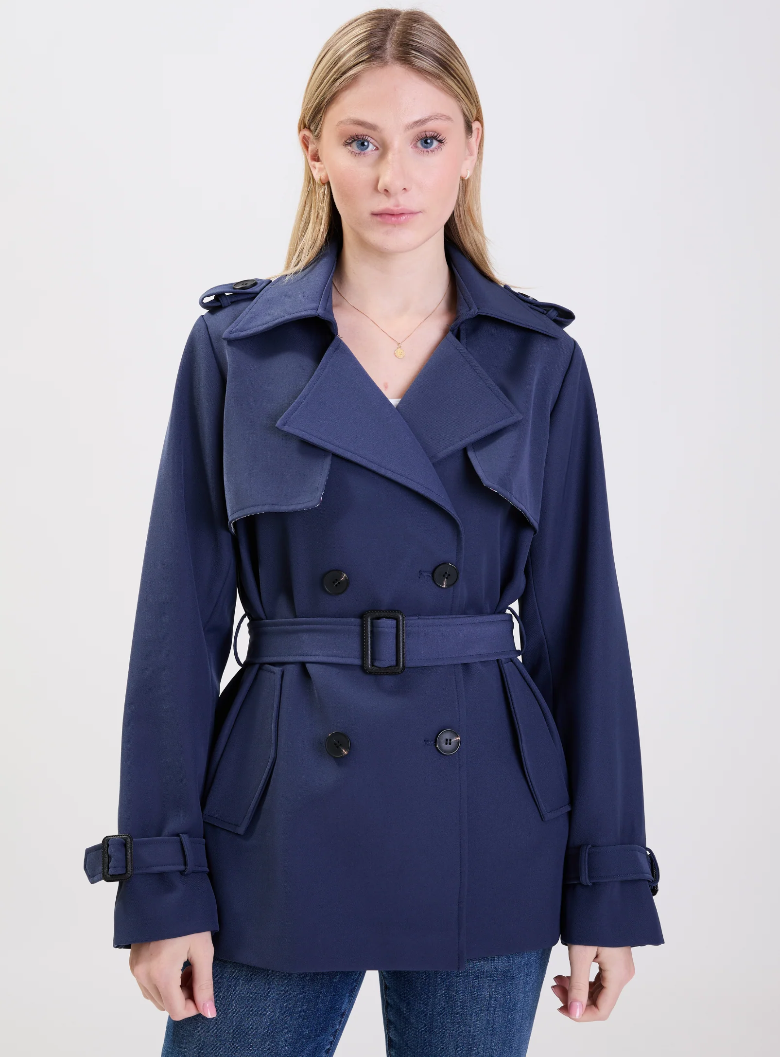AUBREY | Short Double Breasted Belted Trench Coat || AUBREY | Trench-Coat Court à Double Boutonnage Ceinturé - Image 9