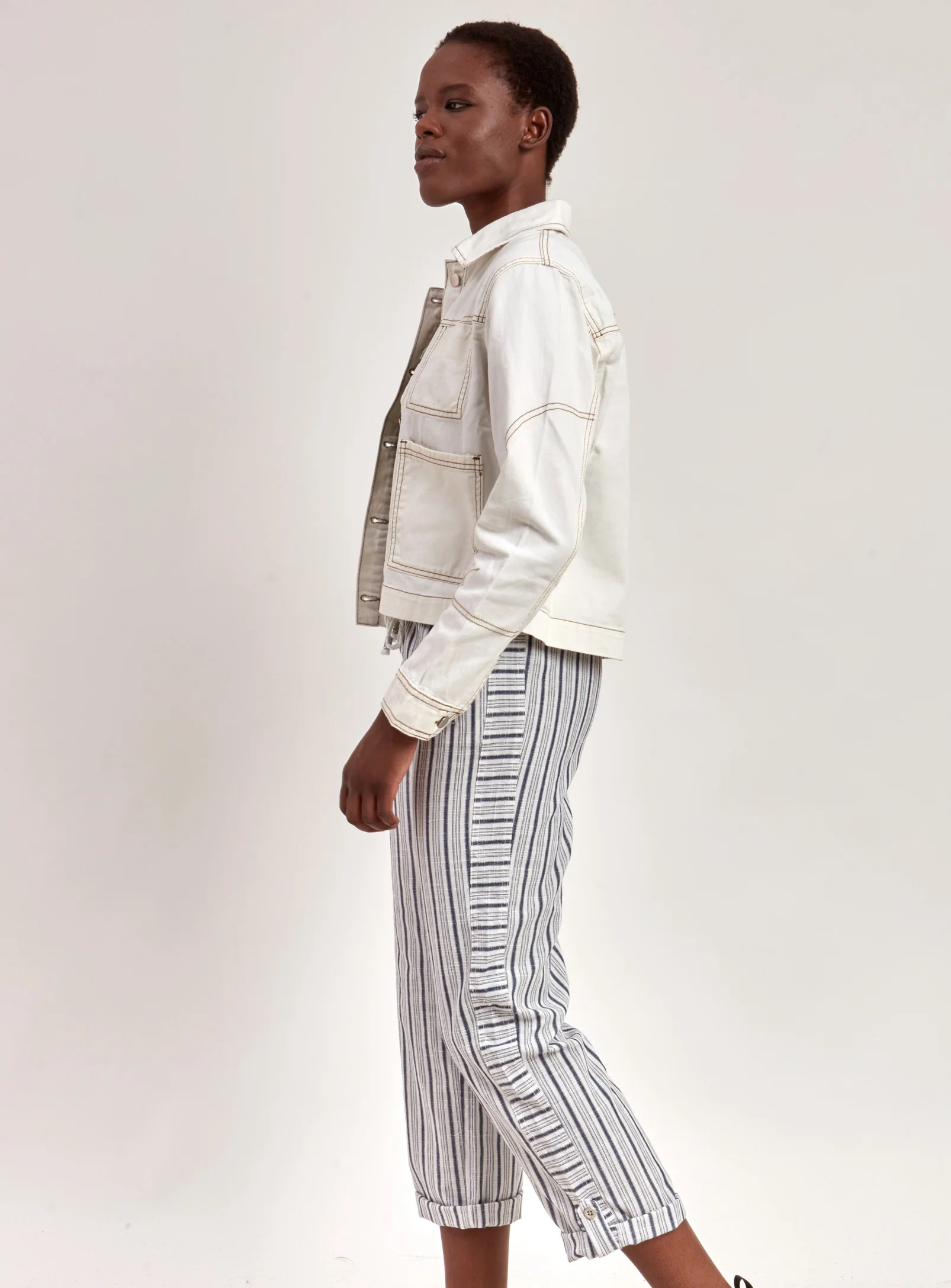 DELIAH | Cropped Denim Jacket|| DELIAH | Veste En Denim Écourtée - Image 3