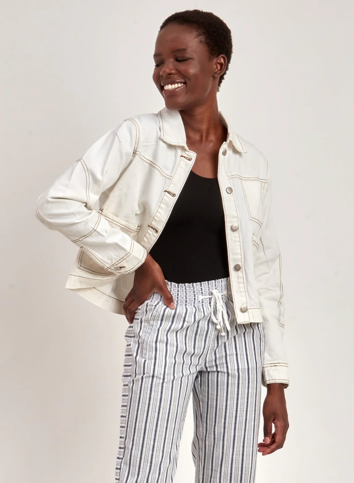 DELIAH | Cropped Denim Jacket|| DELIAH | Veste En Denim Écourtée - Image 4