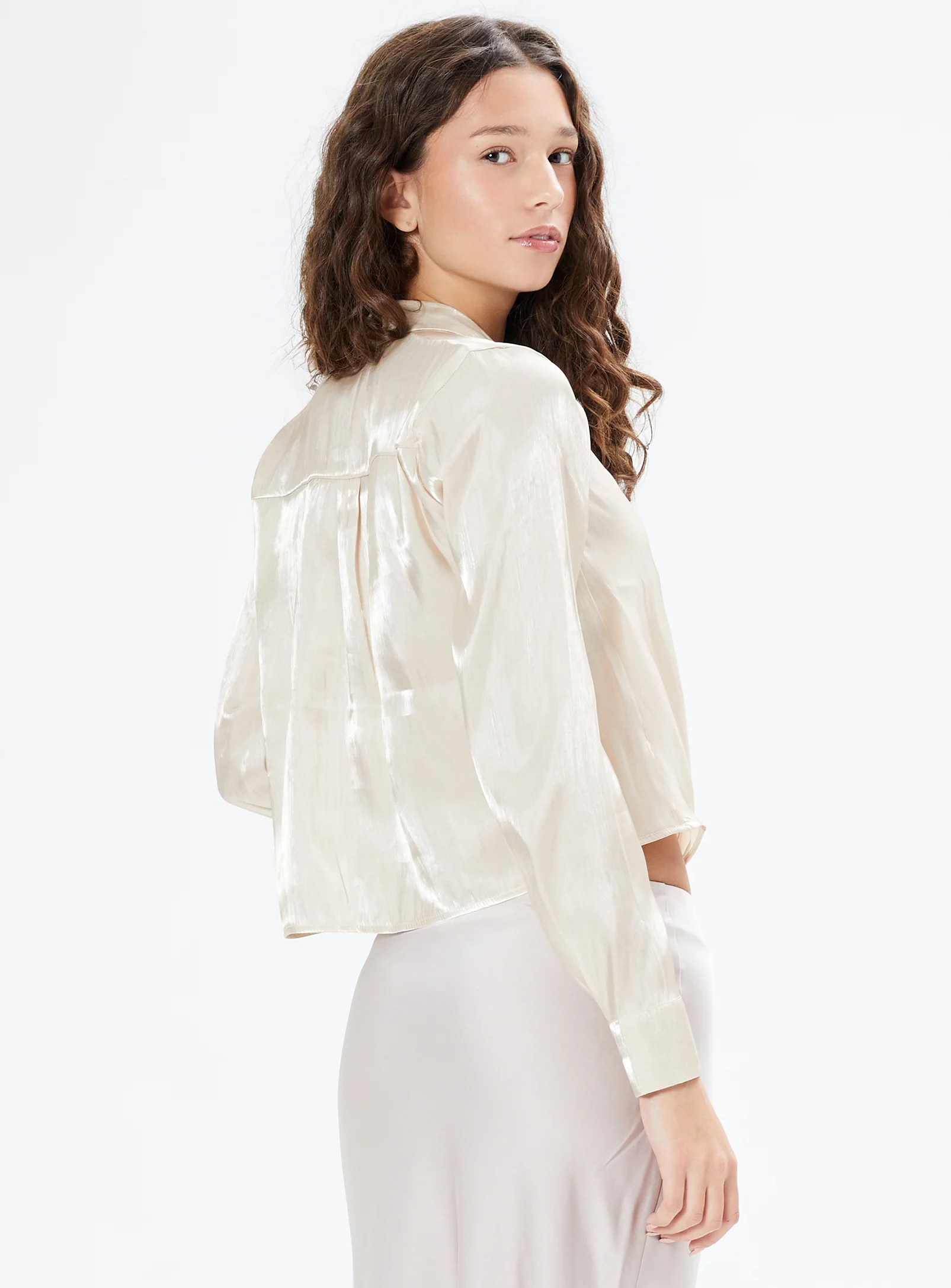 GIA | Elegant Satin Blouse || GIA | Chemise Satinée Élégante - Image 3