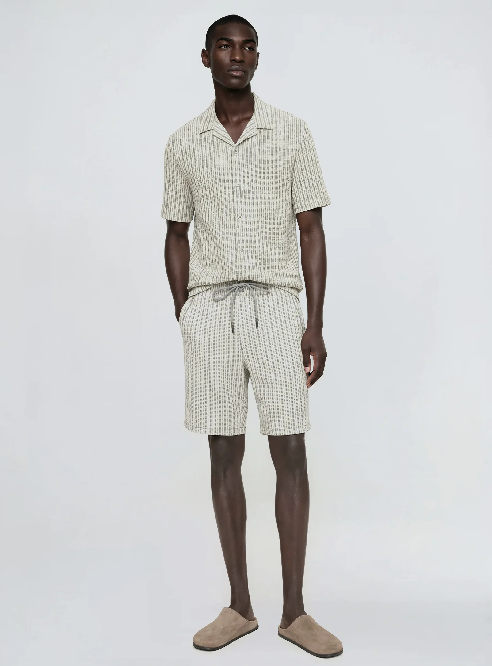 KANE | Vertical Stripe Knit Walking Shorts || KANE | Short de marche en maille Ă rayures verticales